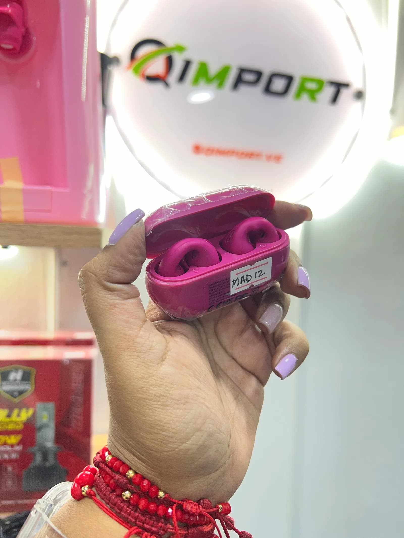 Audífonos Inalámbricos Tipo Zarcillo Fucsia | Bluetooth con Estuche de Carga