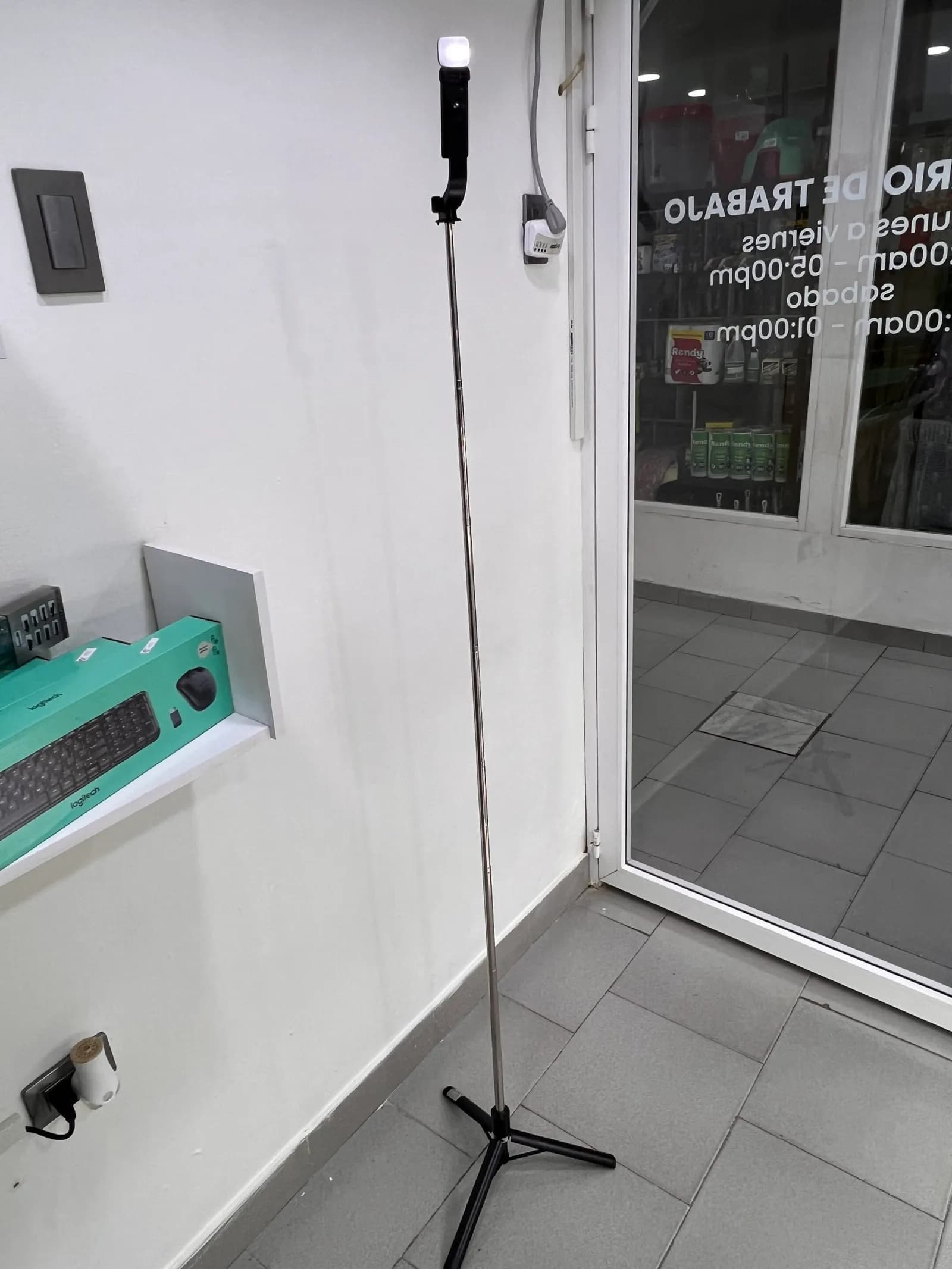 Trípode R1L 1.70M con Control y Luz LED