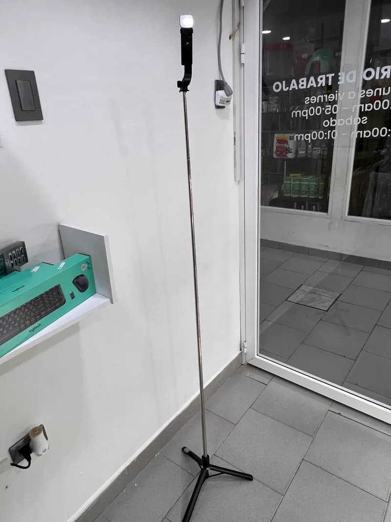 Trípode R1L 1.70M con Control y Luz LED