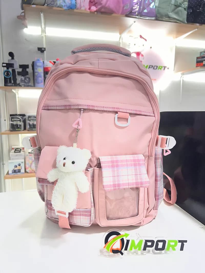 Morral Cuadros con Oso | Mochila Rosada Estilo Kawaii con Accesorio