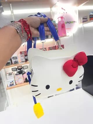 Cartera Premium Hello Kitty "Classic White" - Diseño Estructural en Cuero Sintético 1