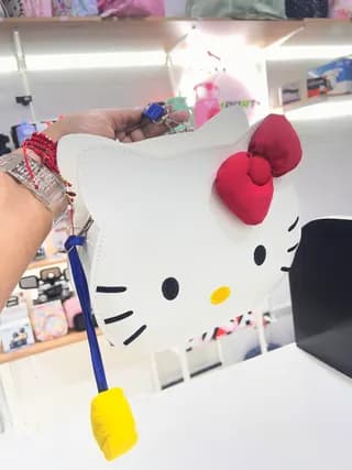 Cartera Premium Hello Kitty "Classic White" - Diseño Estructural en Cuero Sintético 2
