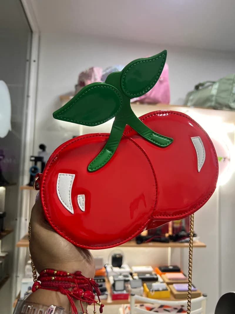 Cartera Cereza con Cadena Dorada | Bolso Crossbody Brillante y Original