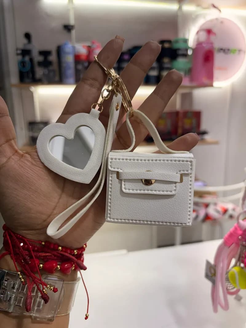 Llavero Mini Cartera con Espejo Corazón | Accesorio Elegante para Bolsos