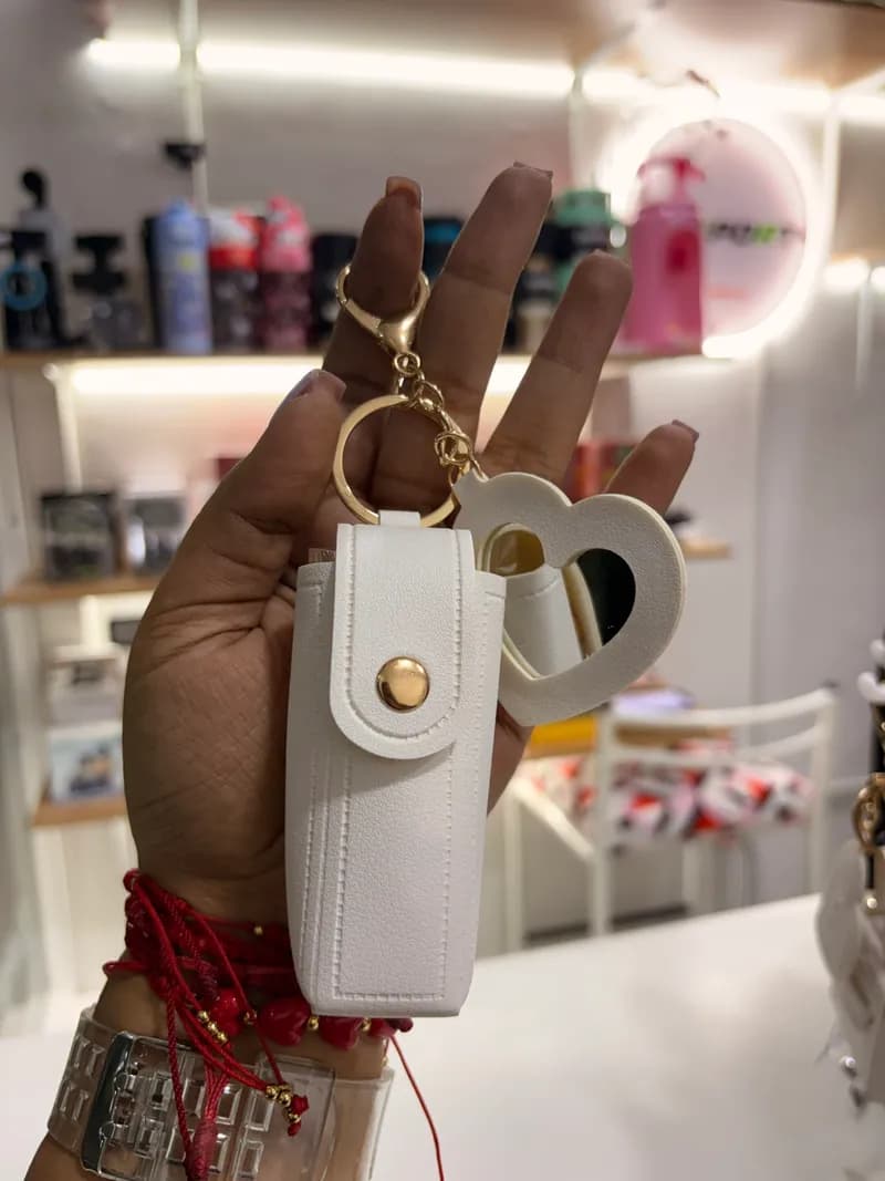 Llavero Porta Labial con Espejo | Accesorio Elegante en Colores Varios