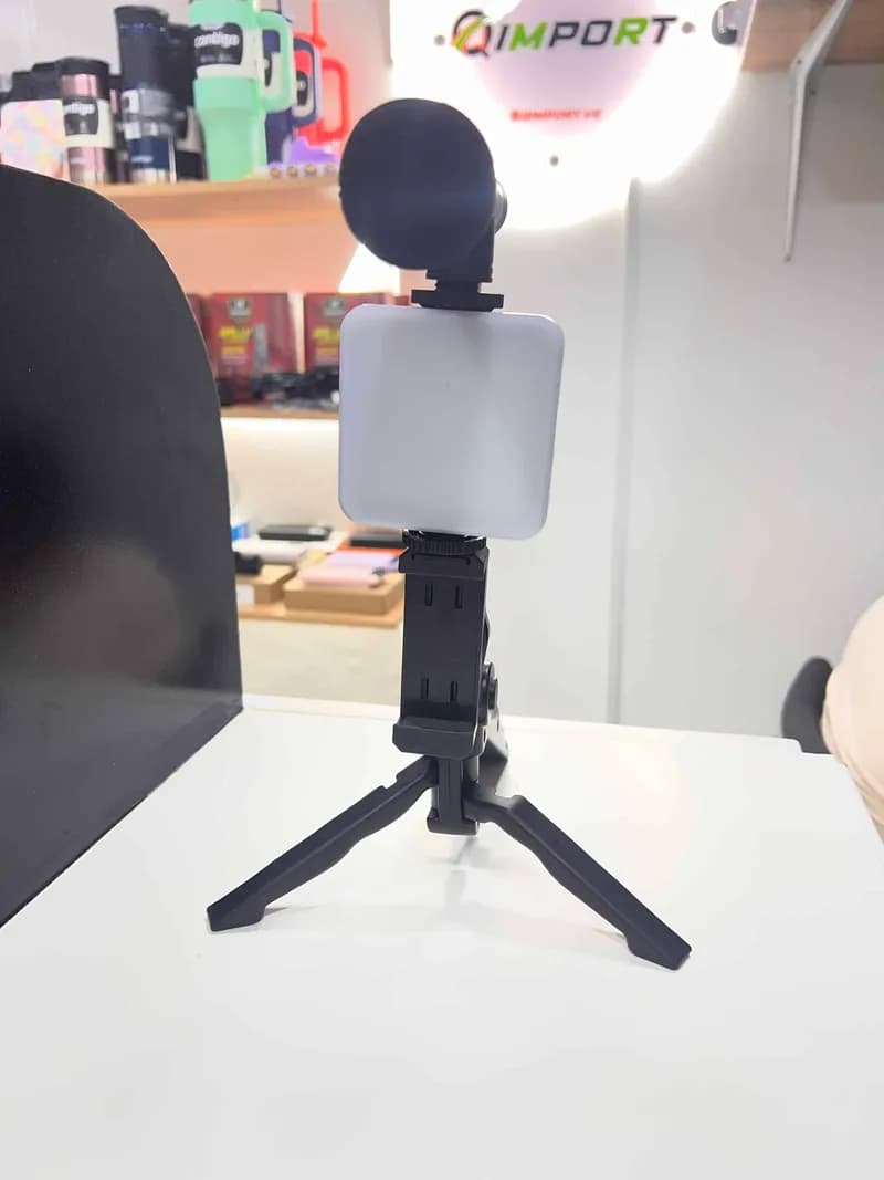 Kit de Vlogging 3 en 1 - Trípode, Micrófono y Panel de Luz LED
