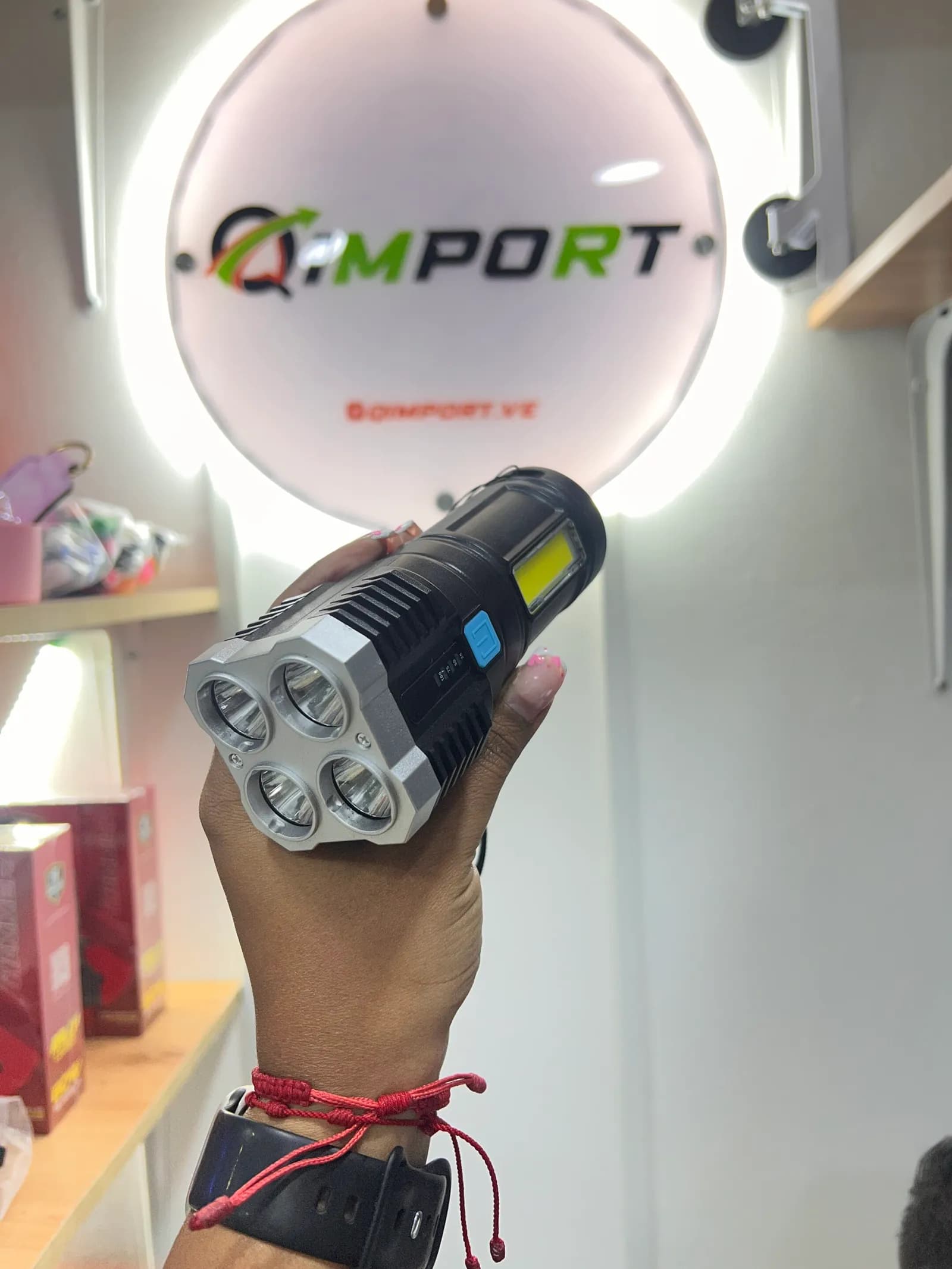 Linterna LED Recargable FL-013 - Alta Intensidad y Portátil