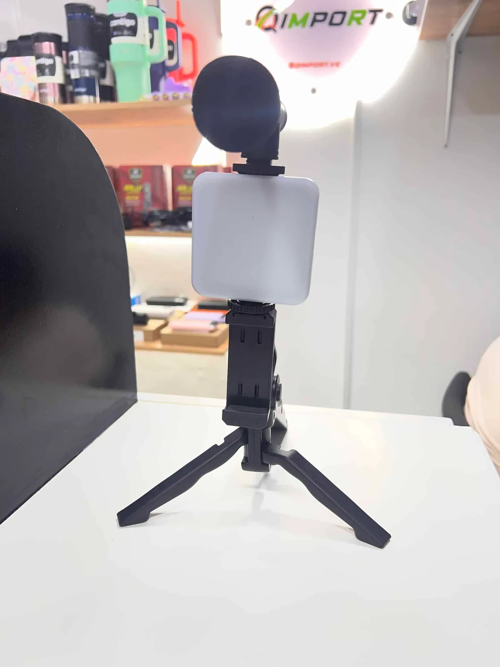 Kit de Vlogging 3 en 1 - Trípode, Micrófono y Panel de Luz LED